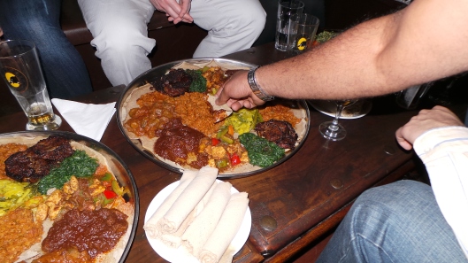How to eat with injera